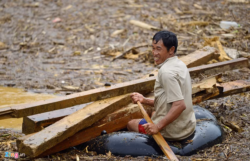 Những chiếc phao được người dân mua lại với giá 200.000 đồng/chiếc. Trong ảnh, anh Hờ A Hưng vui vẻ khi vớt được nhiều gỗ chỉ sau vài phút.