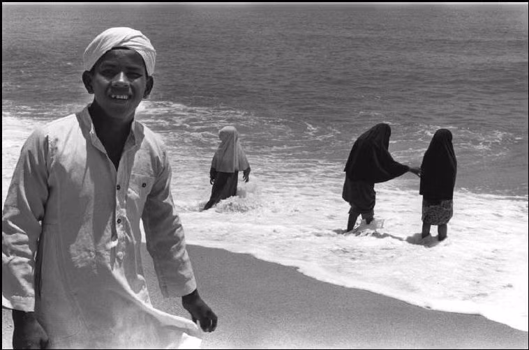 Các thiếu nữ tắm biển trong trang phục Hồi giáo ở bãi biển Rusila, bang Terengganu. Ảnh: A. Abbas/ Magnum Photos.