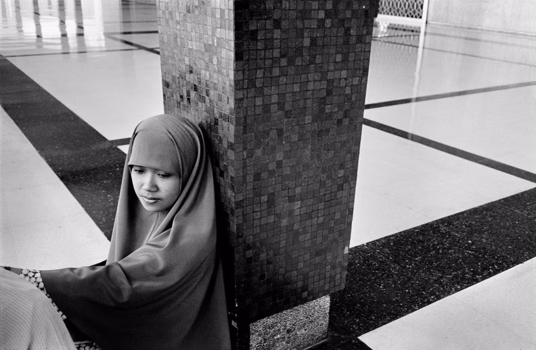 Một nữ tín đồ trong thánh đường Masjid Negar. Ảnh: A. Abbas/ Magnum Photos.