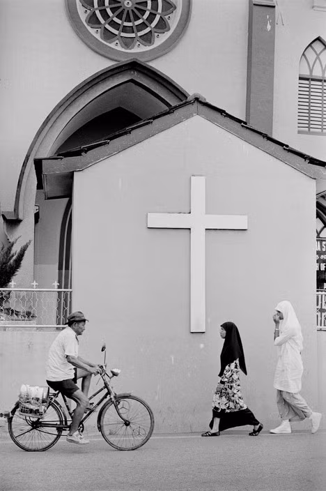 Khung cảnh bên ngoài nhà thờSt. Francois Xavier ở Malacca, Malaysia năm 1987. Ảnh: A. Abbas/ Magnum Photos.