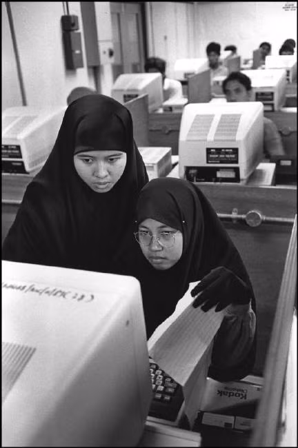 Trong một lớp học tin học tại Học viện Công nghệ ở Kuala Lumpur. Ảnh: A. Abbas/ Magnum Photos.