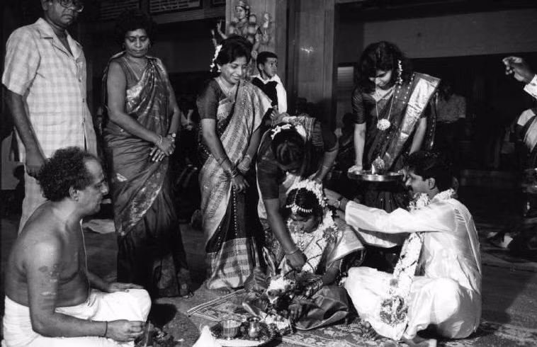 Lễ cưới của một cặp đôi người Ấn trong đền thờ Hindu. Ảnh: A. Abbas/ Magnum Photos.