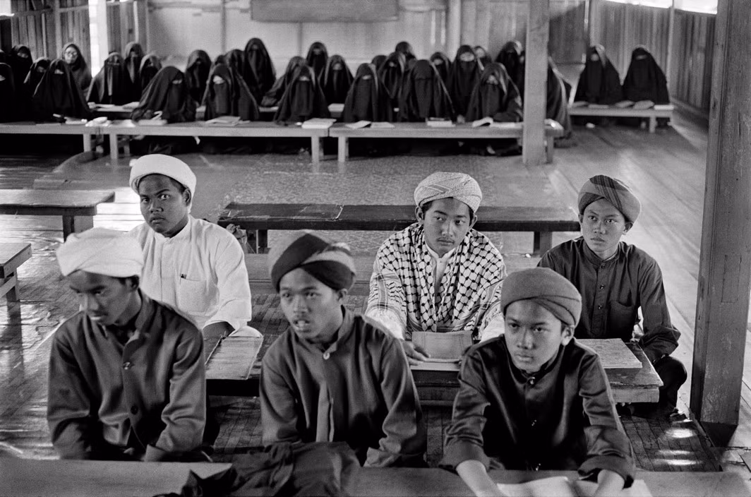 Các học viên trẻ trong một lớp học giáo lý đạo Hồi dòng Al-Arqam, một nhánh hồi giáo phát triển ở Malaysia. Ảnh: A. Abbas/ Magnum Photos.