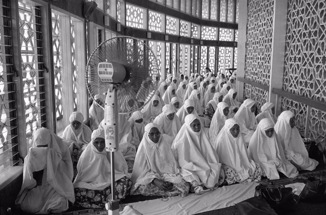 Các phụ nữ trong buối cầu nguyện ngày thứ Sáu trong thánh đường quốc gia Masjid Negara ở thủ đô Kuala Lumpur, Malaysia năm 1987. Ảnh: A. Abbas/ Magnum Photos.