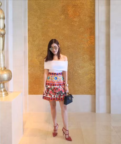 Chryseis có sở thích đi du lịch, cô từng check-in trong buổi party ở Bali, Las Vegas, mua sắm ở Beverly Hills, ăn trưa ở Tokyo, ngồi trên du thuyền ở Italy hay ngắm núi tuyết Alps ở Thụy Sĩ...