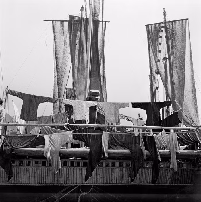 Giàn phơi quần áo trên một con thuyền. Ảnh: Werner Bischof / Magnum Photos.