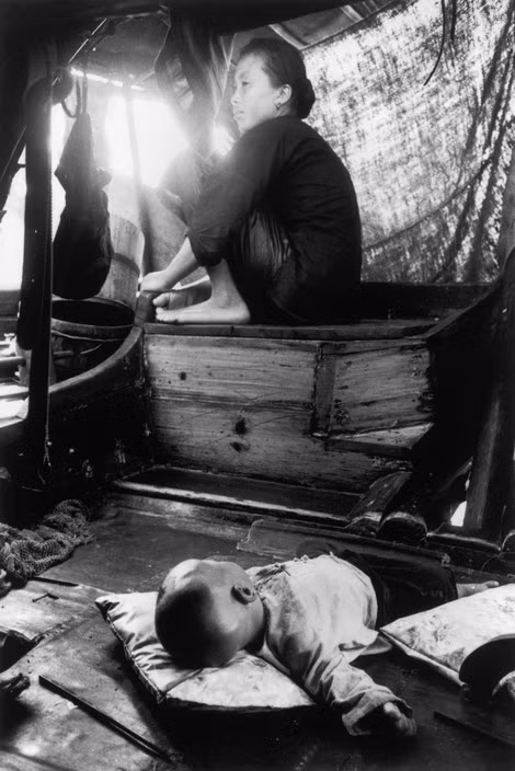 Cuộc sống trên thuyền của một hộ ngư dân. Ảnh: Werner Bischof / Magnum Photos.