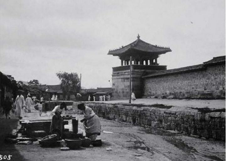 Trước đó, vào đầu thế kỷ 20, triều đại Joseon ở bán đảo Triều Tiên đã suy yếu trầm trọng và quốc gia này thực tế đã nằm dưới sự bảo hộ của Nhật Bản từ năm 1907. Năm 1910 Nhật Bản hoàn toàn thôn tính Triều Tiên bằng Hiệp ước sáp nhập Nhật Bản - Triều Tiên.