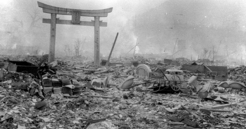 Sau khi bị nước Nhật hứng chịu quả bom nguyên tử ở Nagasaki ngày 9/8/1945, quân Nhật ở Indonesia định đem ông Sukarno - lãnh tụ các nhóm yêu nước của Indonesia - đi an trí ở Sài Gòn để tránh cuộc tổng khởi nghĩa giành độc lập ở Indonesia. Ảnh: Common Dream.