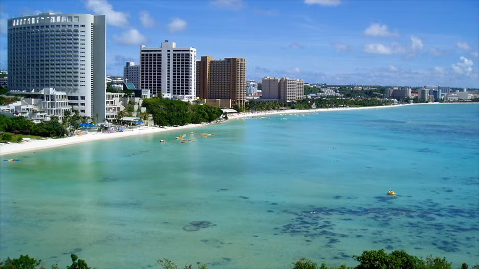 Sau chiến tranh, Mỹ thông qua Đạo luật Tổ chức Guam năm 1950 nhằm thiết lập Guam như một lãnh thổ có tổ chức nhưng chưa sát nhập. Đây là cơ chế pháp lý cai trị Guam, thiết lập guồng máy hành chính và trao quyền công dân Mỹ cho cư dân Guam. Về cơ bản, tình trạng pháp lý này được duy trì cho đến nay. Ảnh: Expedia.