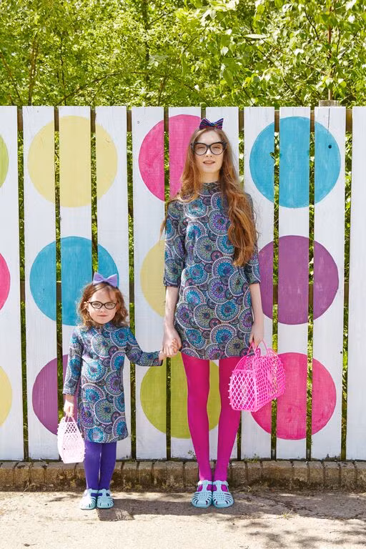 Chiếc túi quen thuộc "mẹ xách hàng ngày" bỗng nhiên trở thành item gây sốt với tín đồ thời trang thế giới. Hai mẹ con trong ảnh thật sành điệu với phong cách ton-sur-ton cùng những chiếc túi đi chợ nhỏ nhắn. Sự đơn giản từ chiếc giỏ đi chợ đã trung hoà tổng thể trang phục, khiến họa tiết không bị rối mắt.