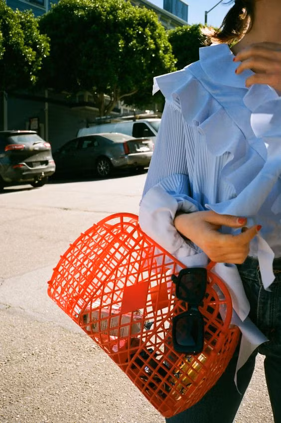 Các tín đồ thời trang dùng chiếc túi này xuống phố. Vật dụng trong giỏ không phải những bó rau mà là đồ cá nhân, điểm thêm chiếc kính đen cá tính. Sự kết hợp này mang đến sự mới lạ, thú vị cho người mặc trong mắt người đối diện.