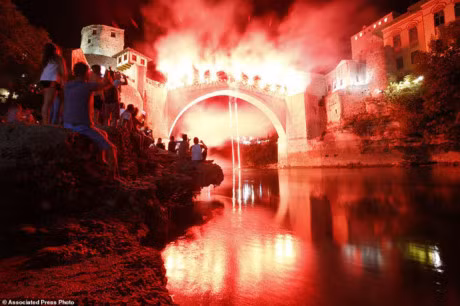 Sự kiện này đạt cực điểm của sự phấn khích khi khán giả nhảy từ cầu xuống sông vào ban đêm với những cây pháo sáng trong tay.