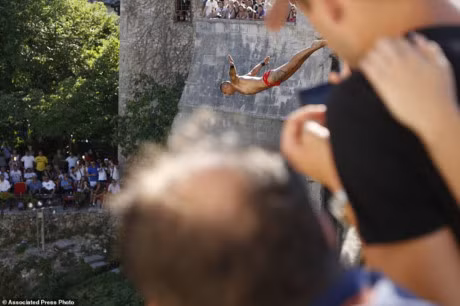 Cây cầu cổ ở thành phố Mostar được tổ chức UNESCO công nhận là di sản thế giới. Nó bị phá hủy trong cuộc chiến tranh Bosnia (1992-1995), nhưng được xây dựng lại sau cuộc xung đột.