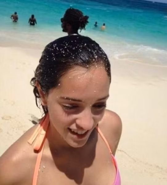 Nhìn kỹ hơn búi tóc của cô gái này...