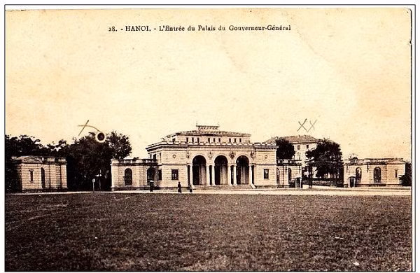 Đây là một công trình khá bề thế với hai tầng, ba vòm cổng chính và nhiều vòm cổng phụ nằm hai bên. Ảnh tư liệu.