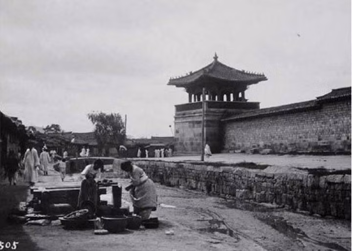 Trước đó, vào đầu thế kỷ 20, triều đại Joseon ở bán đảo Triều Tiên đã suy yếu trầm trọng và quốc gia này thực tế đã nằm dưới sự bảo hộ của Nhật Bản từ năm 1907. Năm 1910 Nhật Bản hoàn toàn thôn tính Triều Tiên bằng Hiệp ước sáp nhập Nhật Bản - Triều Tiên.