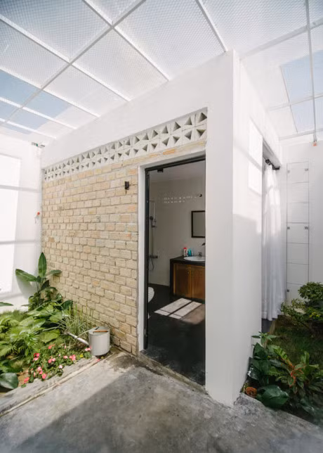 Công trình phụ nằm tách biệt ở phía sau căn nhà.