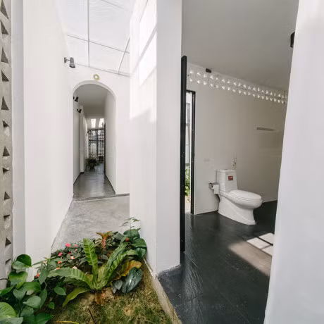 Hành lang dài nối các khu vực sinh hoạt, sân sau và công trình phụ sau nhà.