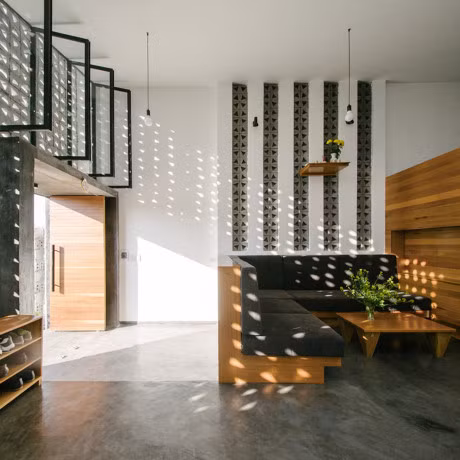 Với thiết kế tận dụng ánh sáng tự nhiên, căn nhà dường như không cần dùng đèn chiếu sáng vào ban ngày.