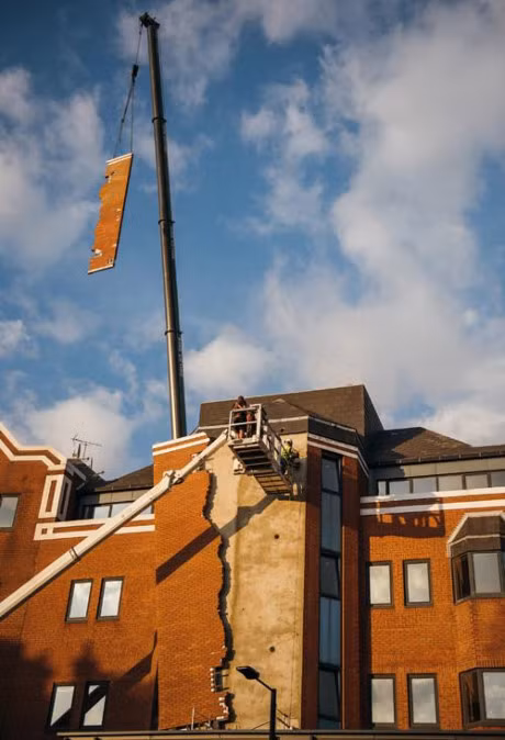 Giat minh voi ngoi nha co buc tuong vo doi-Hinh-4