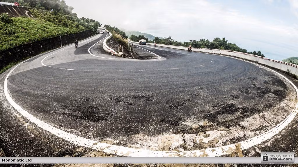 Nhiều du khách trên đèo đã bày tỏ sự ngạc nhiên khi thấy nữ phượt thủ Mỹ vượt đèo bằng xe đạp. Ảnh: Gomandrake.co.uk.