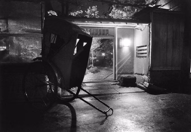 Bên ngoài một okiya - điểm hành nghề theo kiểu truyền thống của geisha Nhật Bản năm 1956. Ảnh: Dennis Stock/ Magnum Photos.