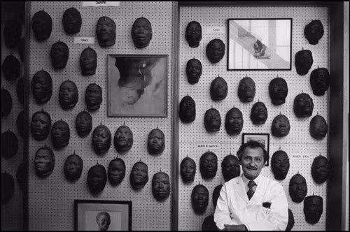 Giáo sư Tobia, người đứng đầu Khoa Giải phẫu học của Đại học Wits ở Johannesburg bên bộ sưu tập da mặt do ông lột từ những người Nam Phi bản địa. Ảnh: A. Abbas/ Magnum Photos.