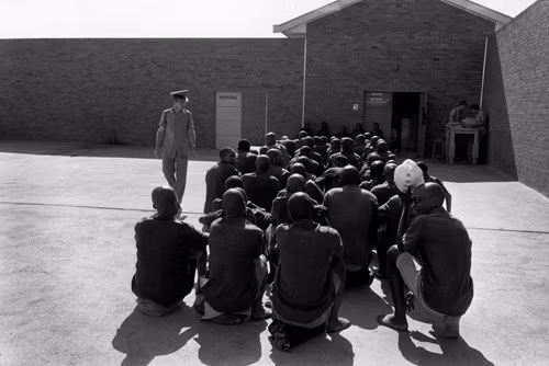 Trong một trung tâm giam giữ gần Pretoria, nơi có khoảng 5.000 tù nhân da đen và 290 cai ngục da trắng. Ảnh: A. Abbas/ Magnum Photos.