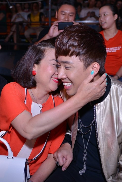 Chàng MC tỏ ra hơi bẽn lẽn khi tiếp nhận sự quan tâm của mẹ.