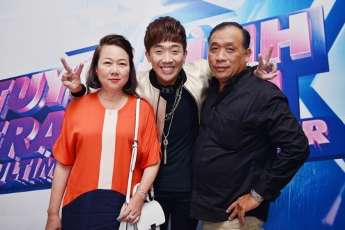 Đi cùng mẹ là ba của chàng MC giỏi giang.