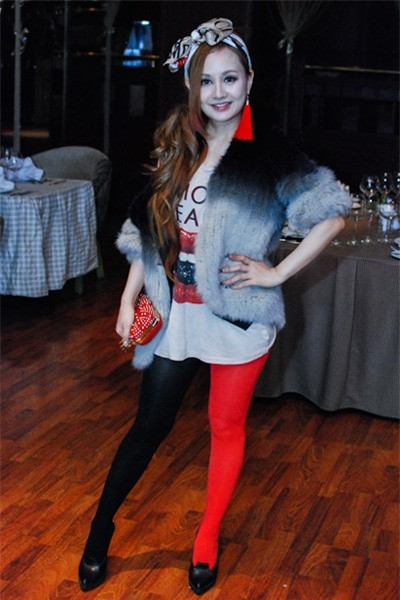 Việt Nga tự tin diện đôi giày cao gót "cọc cạch" và tất chân hai màu để xuất hiện tại lễ ra mắt phim hay sự kiện.