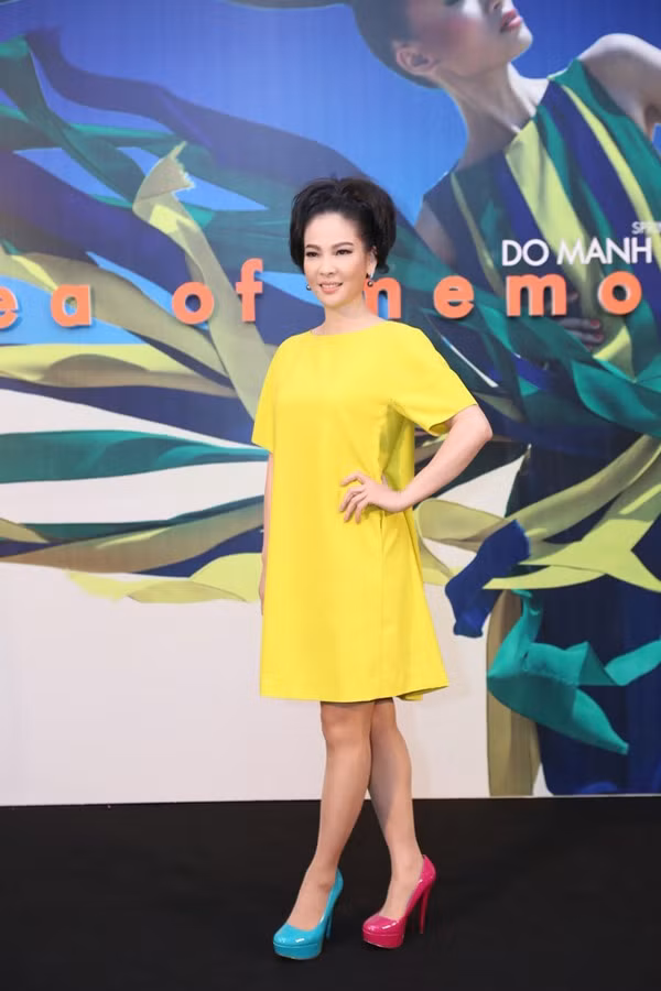 Thủy Hương tự tin diện đôi giày hai màu.