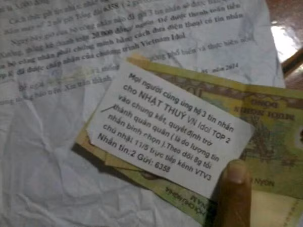 Mẩu giấy thông báo kêu gọi nhắn tin cho Nhật Thủy.