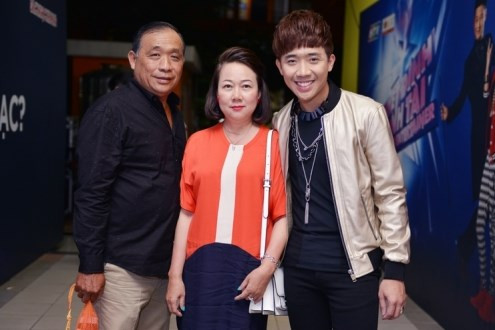 Cả nhà hạnh phúc bên nhau trong hậu trường.