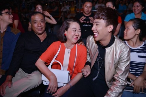 Nhưng ngay sau đó cười thật sảng khoái. Mẹ Trấn Thành chứng tỏ sự sành điệu từ cách chọn trang phục, phối đồ.