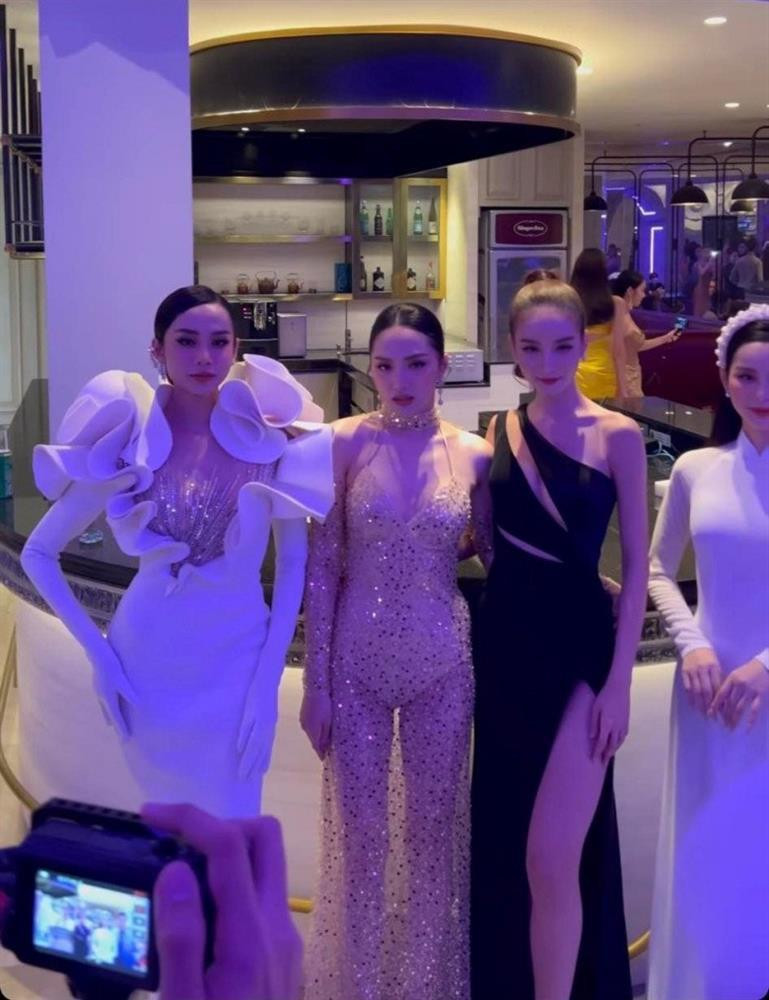 Hương Giang bị bóc mẽ body thật so với ảnh tự đăng - Hình 8 Huong Giang bi boc me body that so voi anh tu dang-Hinh-8