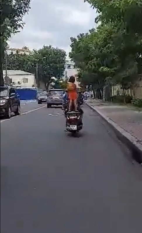 Cho be gai 'lam xiec' tren xe may, tai xe bi chi trich