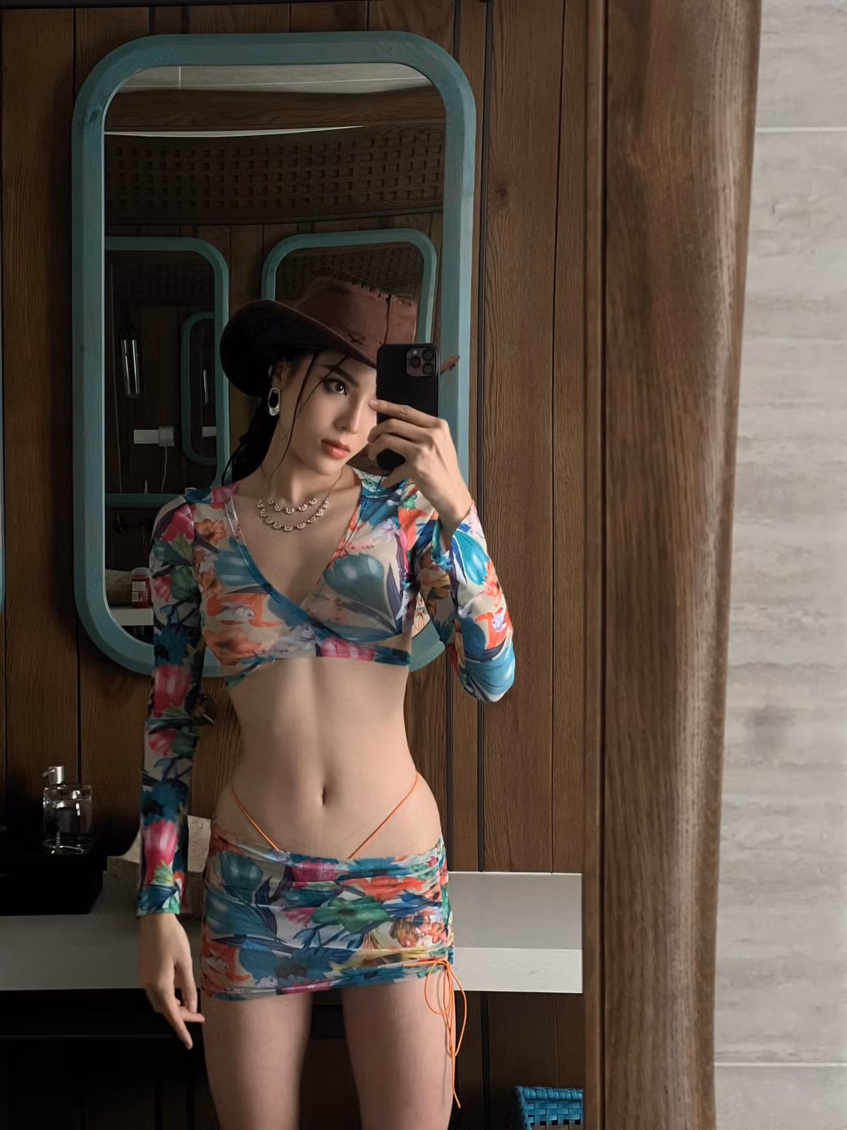 Kỳ Duyên mặc đồ bơi xuyên thấu làm giám khảo ngoại cảnh ảnh 3