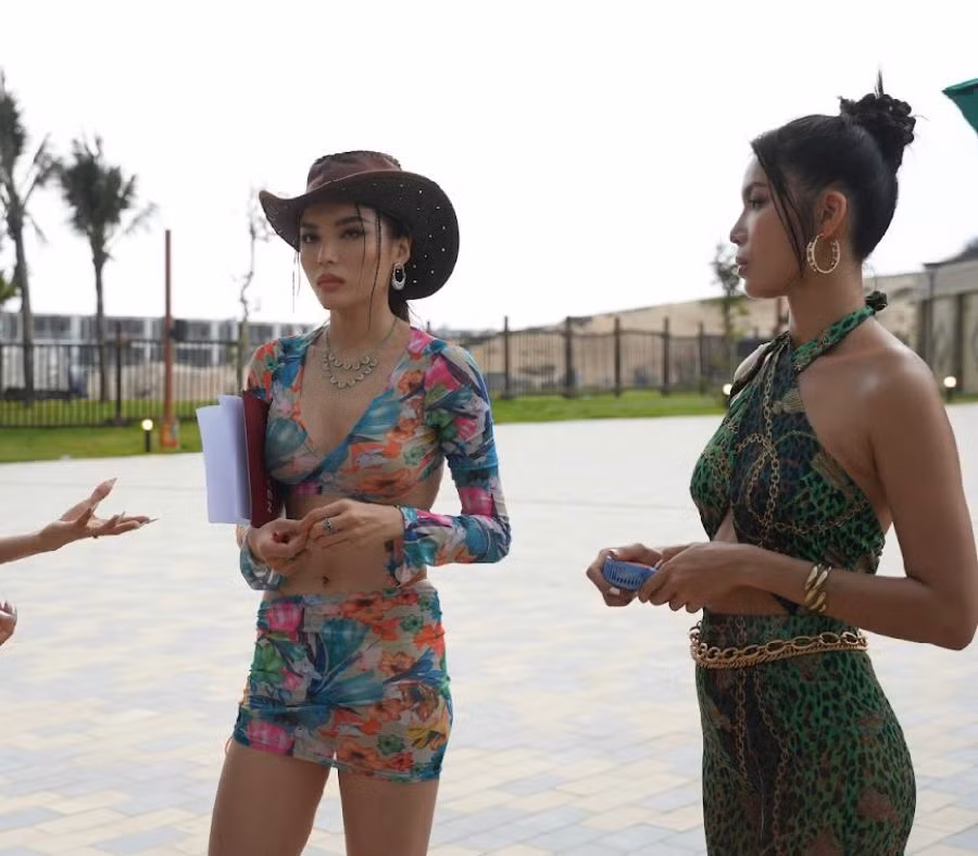 Kỳ Duyên mặc đồ bơi xuyên thấu làm giám khảo ngoại cảnh ảnh 1