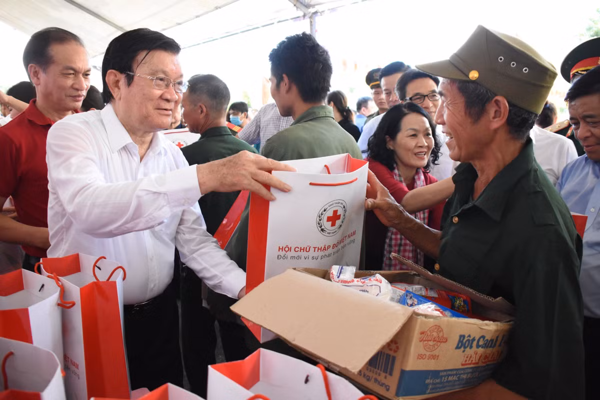 Tang qua cac Me VNAH, gia dinh thuong binh, liet sy tai Ha Giang