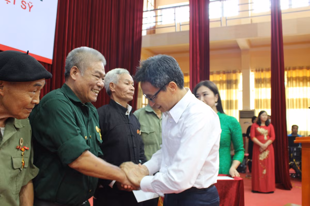 Tang qua cac Me VNAH, gia dinh thuong binh, liet sy tai Ha Giang-Hinh-2