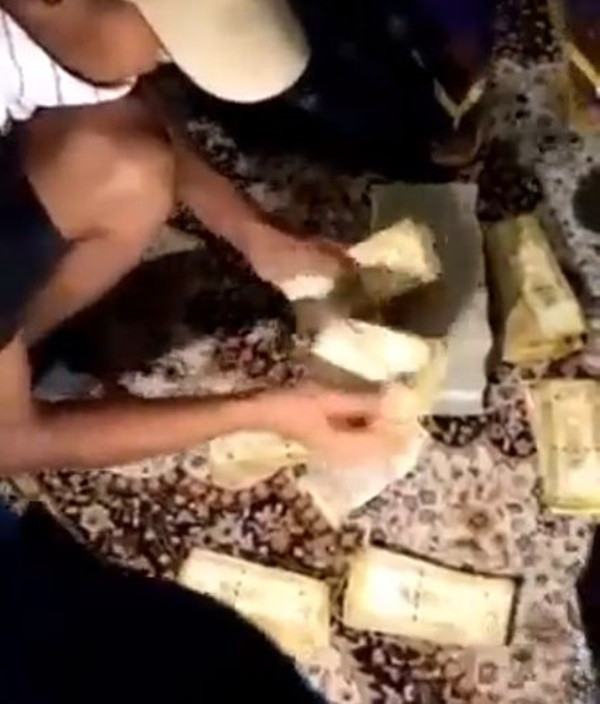 Vỡ nợ, dân tràn vào dinh thự tổng thống và thủ tướng tìm tiền Vo no, dan tran vao dinh thu tong thong va thu tuong tim tien