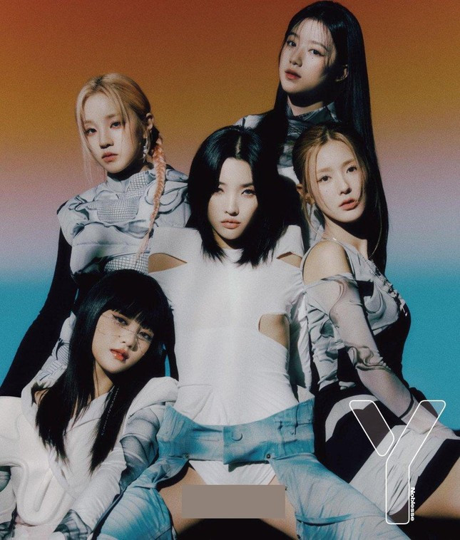 Nu idol K-Pop bi ‘nem da’ vi mac quan khong day phan cam