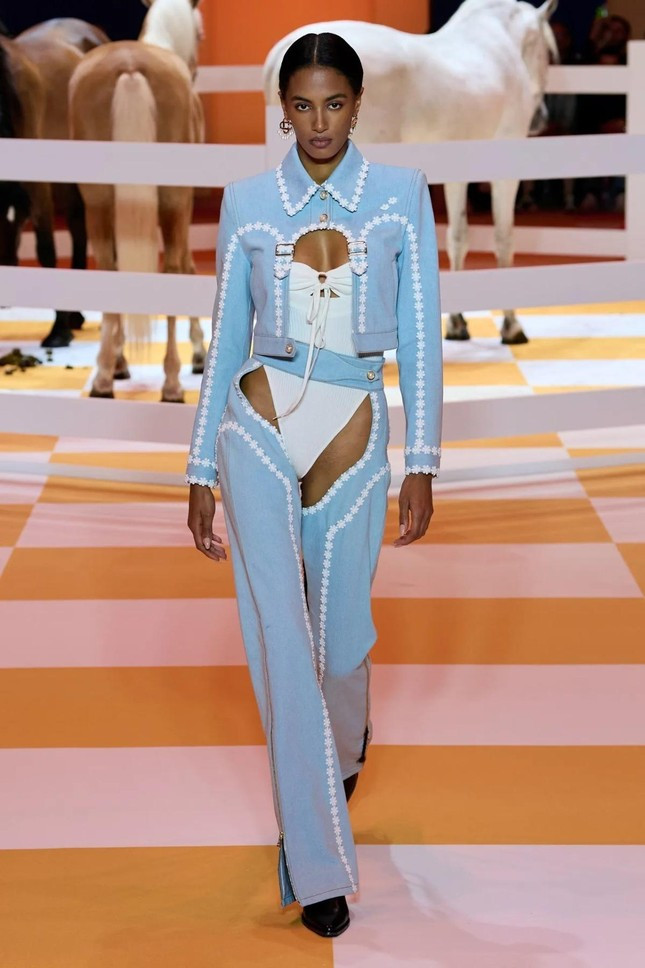 Nu idol K-Pop bi ‘nem da’ vi mac quan khong day phan cam-Hinh-5