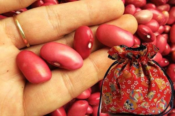 Nen dat duoi goi truoc khi di ngu, sang ra than Tai chao don