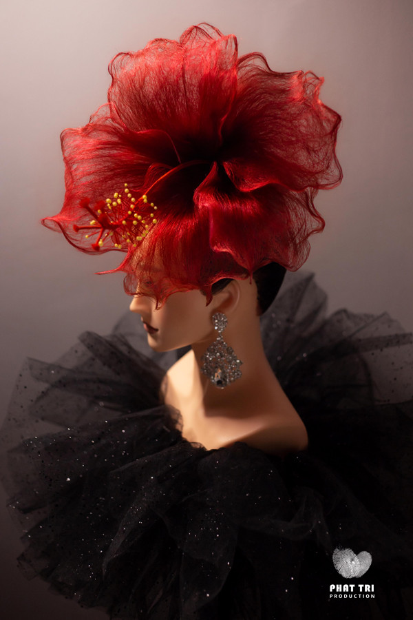 Chàng trai trổ tài biến tóc thành hoa, có giá lên 7 triệu đồng - Hình 3 Chang trai tro tai bien toc thanh hoa, co gia len 7 trieu dong-Hinh-3