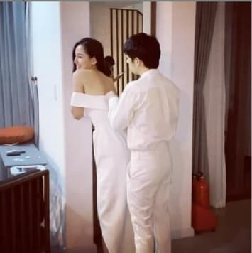 Những cặp đôi 'lạ đời' của Vbiz: Thoải mái ôm hôn - Hình 6 Nhung cap doi 'la doi' cua Vbiz: Thoai mai om hon-Hinh-6