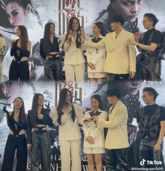 Những cặp đôi 'lạ đời' của Vbiz: Thoải mái ôm hôn - Hình 7 Nhung cap doi 'la doi' cua Vbiz: Thoai mai om hon-Hinh-7