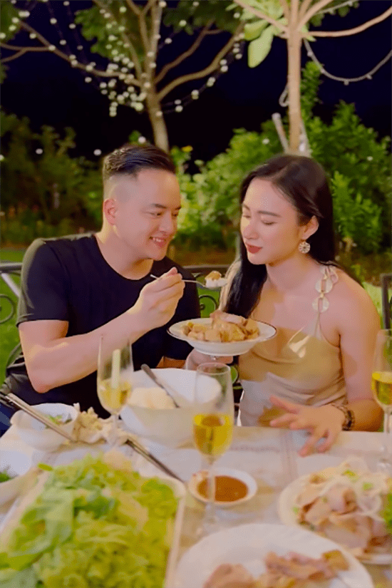 Những cặp đôi 'lạ đời' của Vbiz: Thoải mái ôm hôn - Hình 16 Nhung cap doi 'la doi' cua Vbiz: Thoai mai om hon-Hinh-16